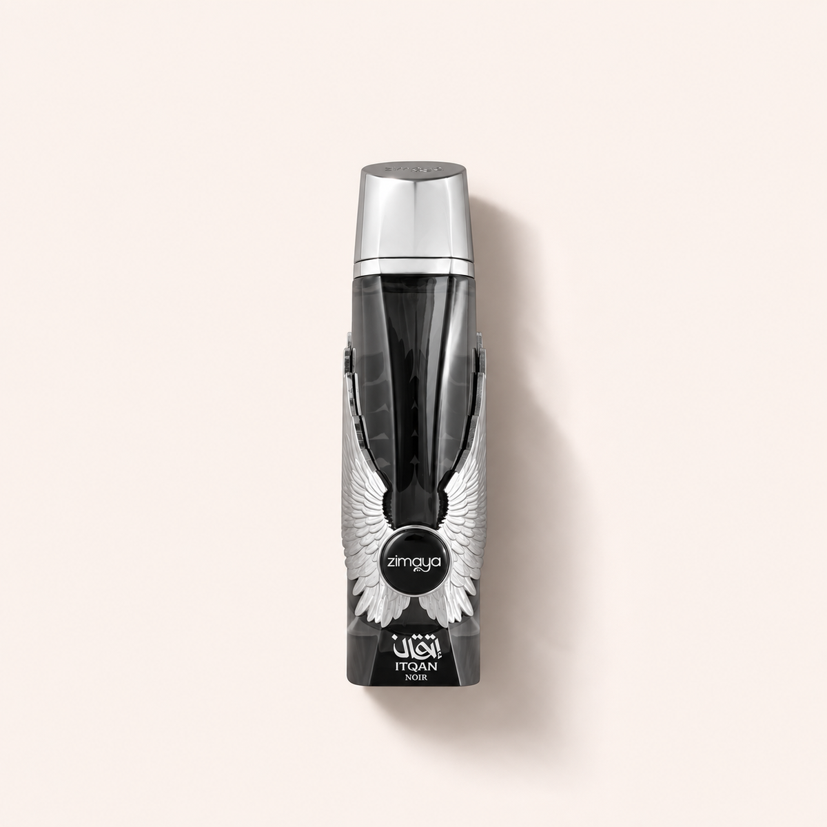 Flakon parfémované vody Zimaya Itqan Noir 100 ml na světlém pozadí – MrRizz